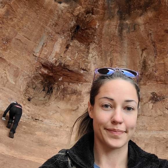 Meet your Posher, Ash - Picture 2 of 5